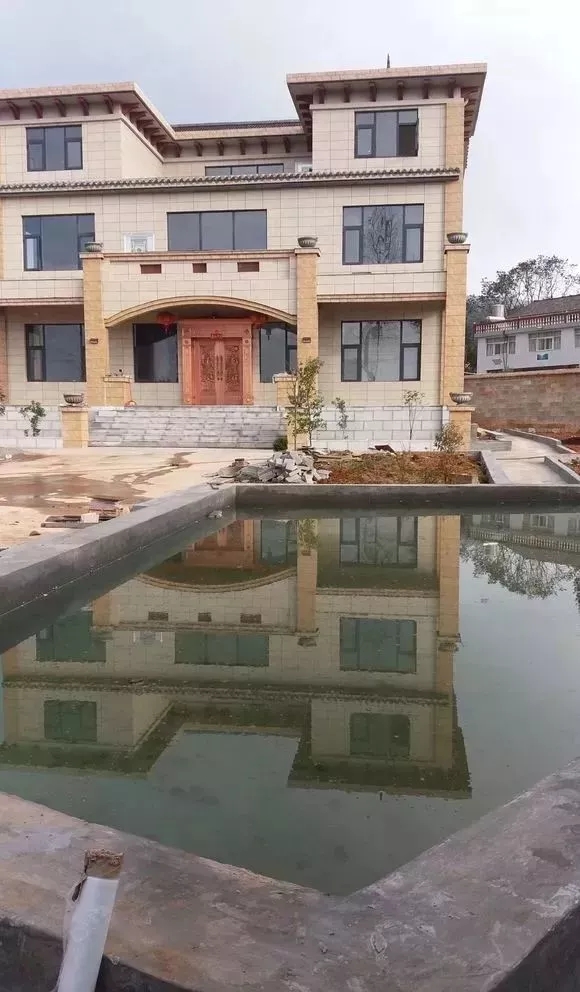 分享：網友自建三層別墅過程，大門花了6萬，大家看值不值!