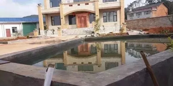 分享：網友自建三層別墅過程，大門花了6萬，大家看值不值!