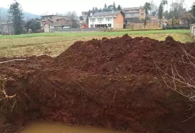 分享：網友自建三層別墅過程，大門花了6萬，大家看值不值!