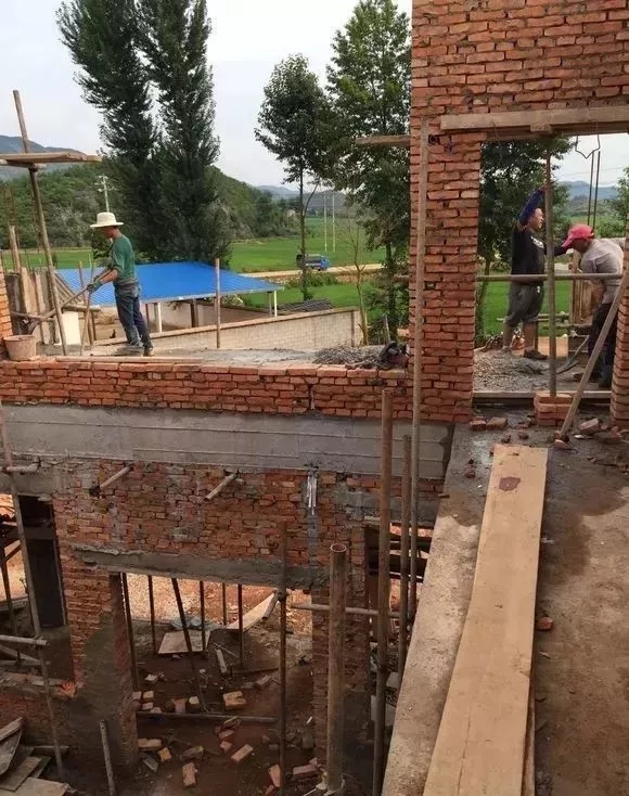 分享：網友自建三層別墅過程，大門花了6萬，大家看值不值!