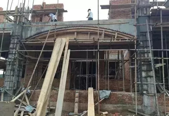 分享：網友自建三層別墅過程，大門花了6萬，大家看值不值!