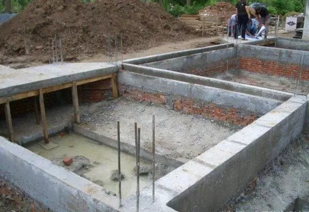 分享：網友自建二層小別墅，3個半圓外飄陽臺的特殊造型成亮點！