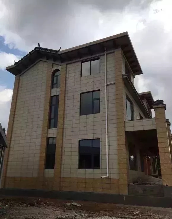 分享：網友自建三層別墅過程，大門花了6萬，大家看值不值!