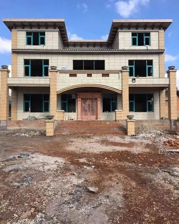 分享：網友自建三層別墅過程，大門花了6萬，大家看值不值!