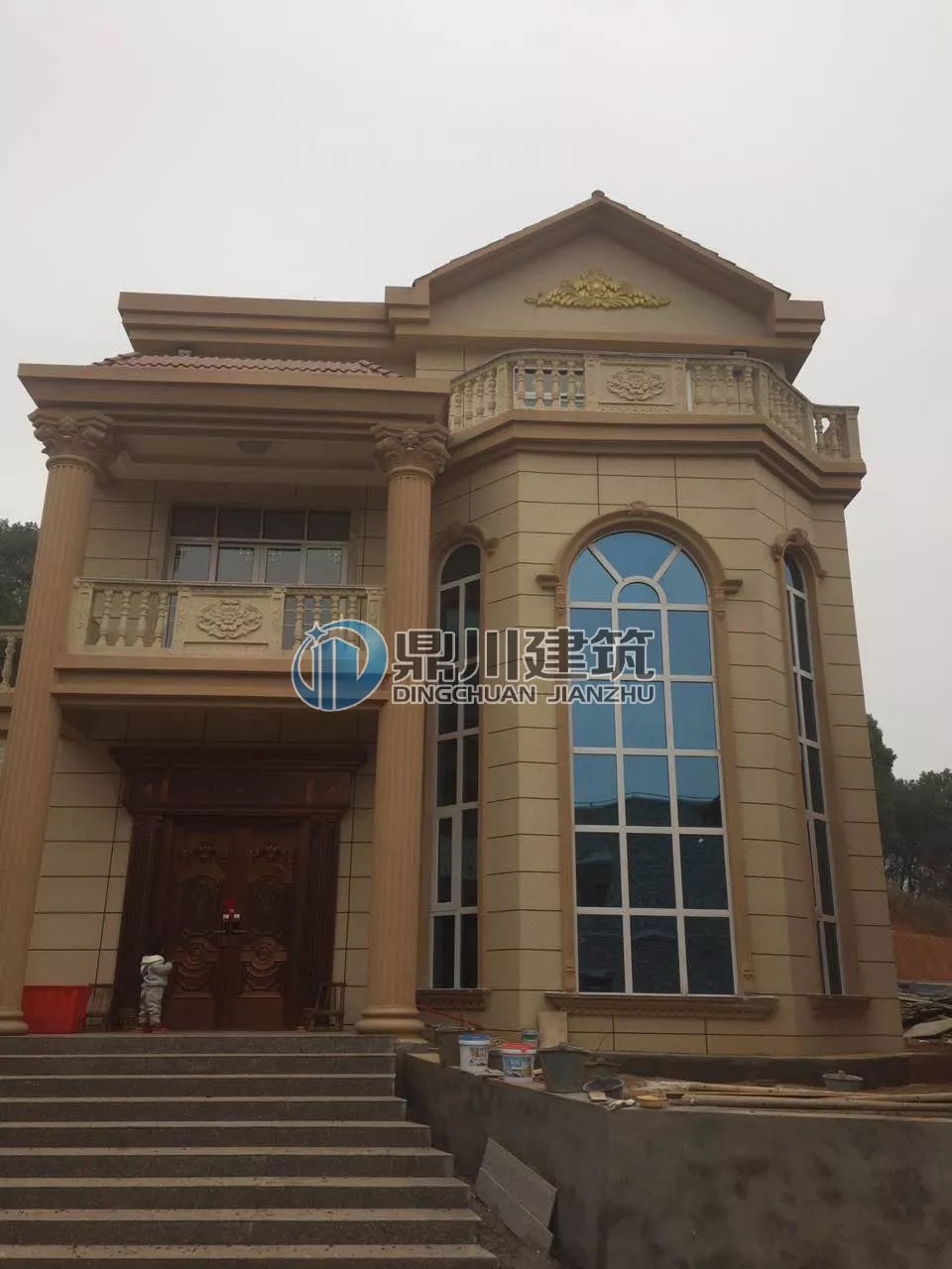 挑空客廳+旋轉樓梯，13&times;14三層優(yōu)雅大氣歐式別墅